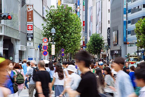 悩みを抱える大勢の人